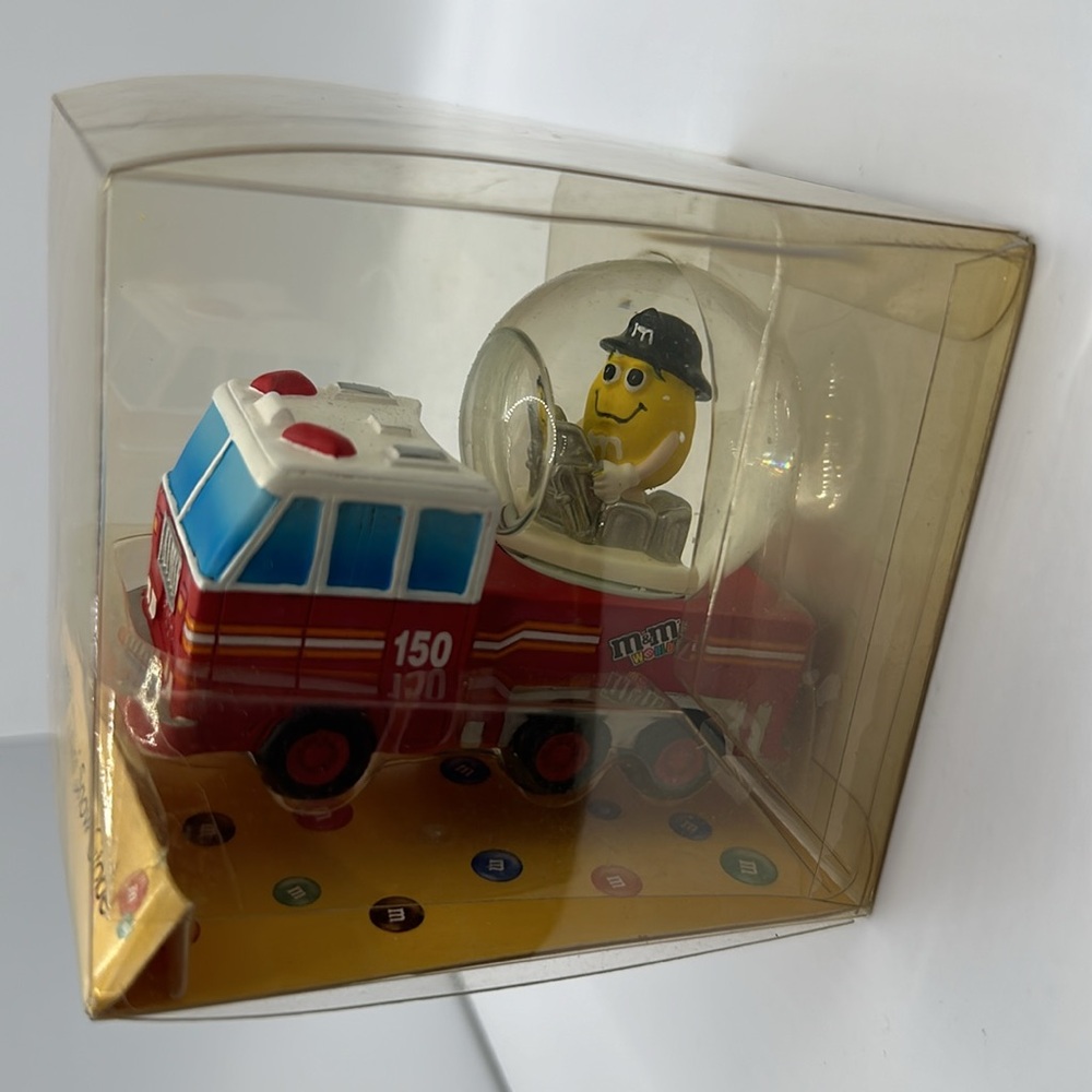 RARE M&M’S World Nevada Yellow Peanut Mini Snow Glove Fire Engine Figurine
